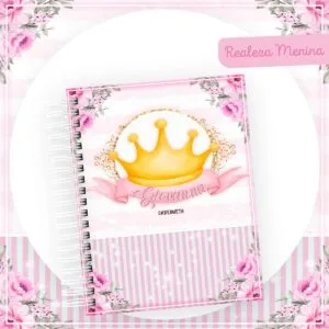 Capa de caderno personalizada com coroa dourada e flores cor-de-rosa.
