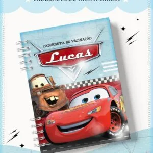 Caderneta personalizada com ilustrações de personagens de carros de animação sobre fundo azul.