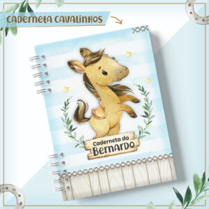 Caderneta espiral com capa azul listrada, ilustrada com cavalinho e folhas verdes.
