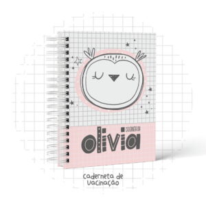 Caderno espiral com capa rosa, desenho de coruja, estrelas e texto visível.
