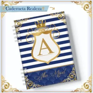Caderno espiral com estampa de listras azuis, coroa e letra dourada em destaque.