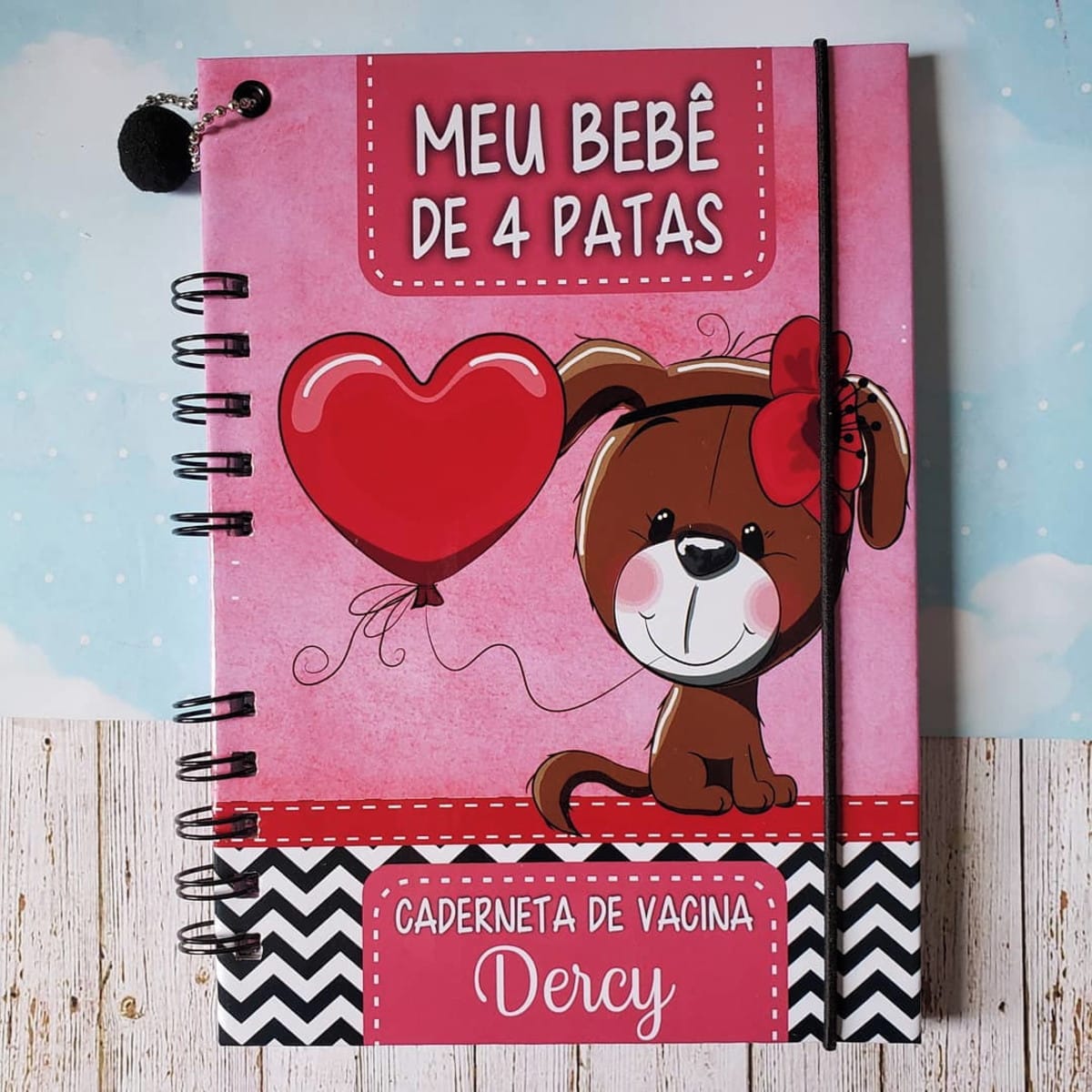 Kit Caderneta de Vacinação Personalizada para Cachorrinha 2 Design de capa de caderneta pet rosa com cachorro, balão, texto e chevron.