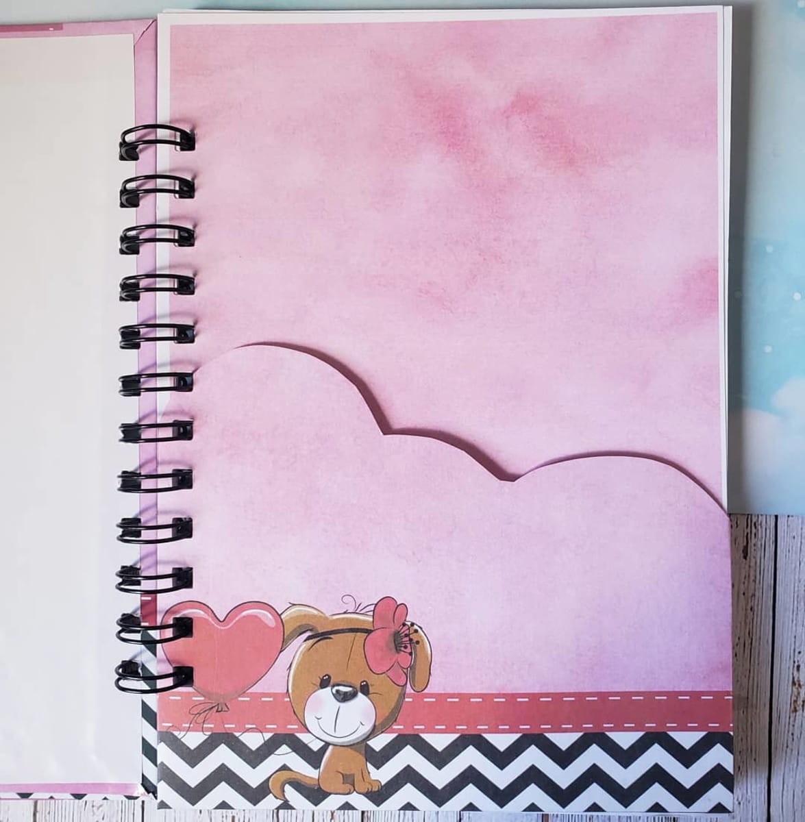 Kit Caderneta de Vacinação Personalizada para Cachorrinha 3 Design de página com ilustração de cachorrinho fofo, balão de coração e fundo rosa.