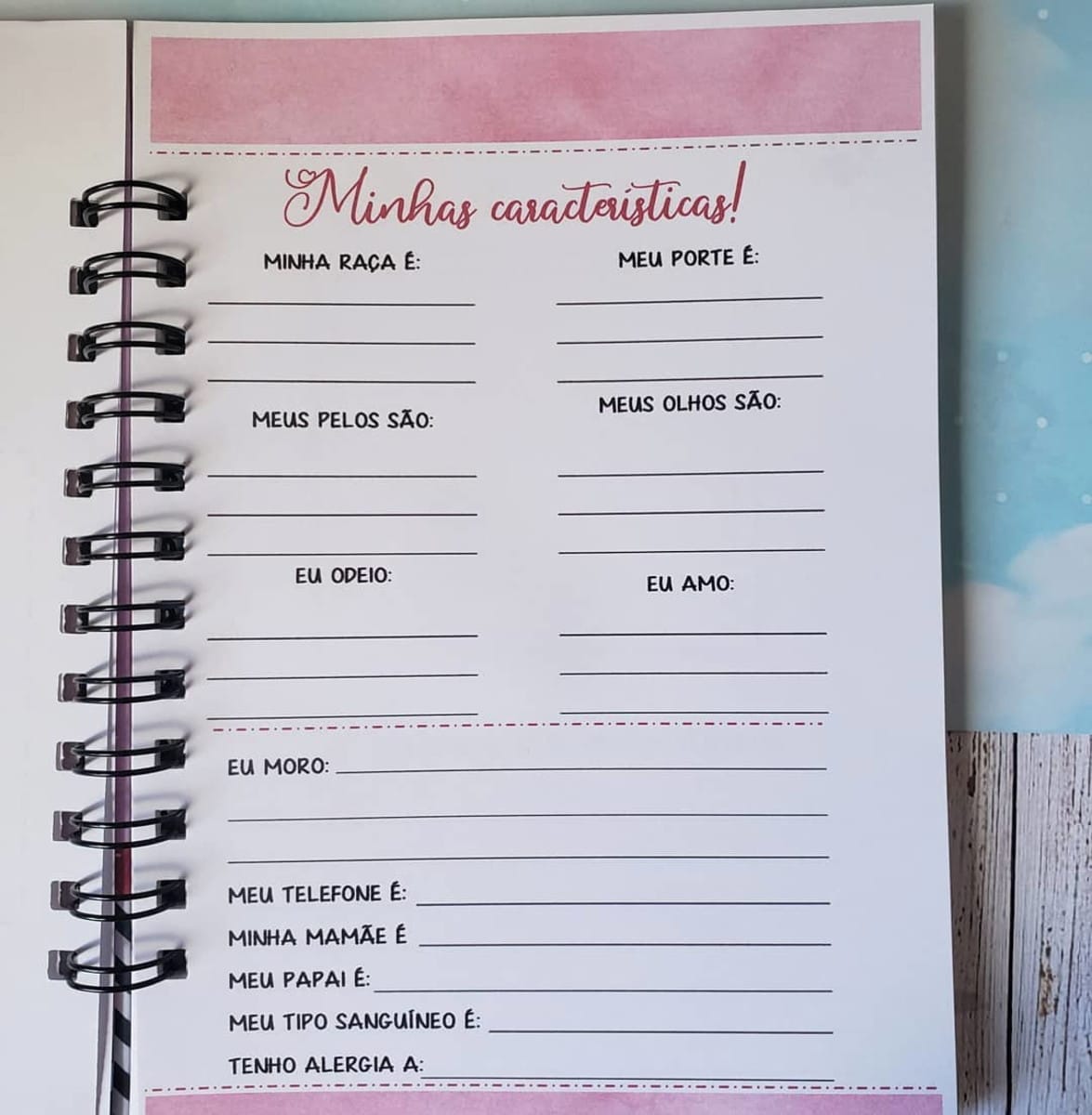 Kit Caderneta de Vacinação Personalizada para Cachorrinha 5 Página digital com formulário "Minhas características!", exibindo campos para preencher.