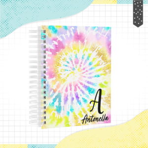 Design de capa de caderno com padrão tie-dye colorido e letra inicial.