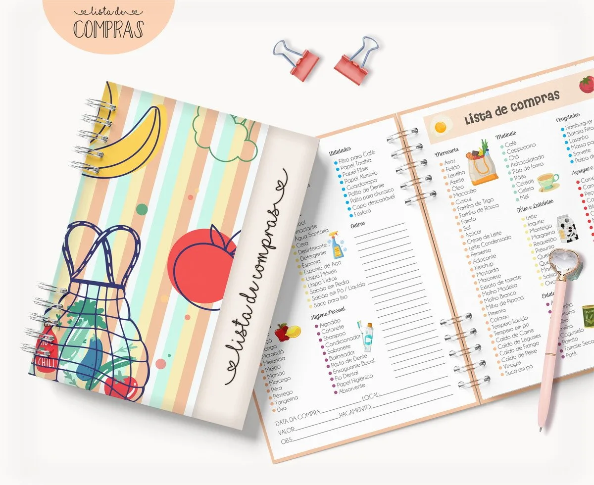 Caderno espiral aberto exibindo listas de compras impressas e ilustrações coloridas.