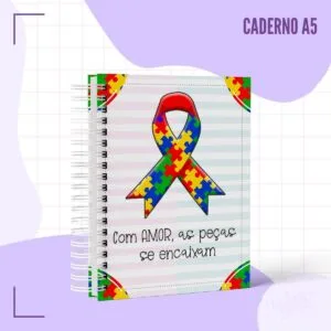 Caderno espiralado A5 com estampa colorida de quebra-cabeça e fita temática.