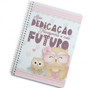 Design de capa de caderno com duas corujas e mensagem inspiradora.