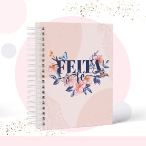 Arte digital de agenda com capa rosa, flores, borboletas e texto 'Feita de fé'.