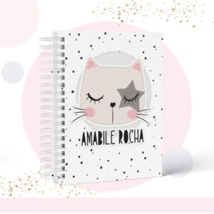 Arte digital de caderno espiral com capa branca, ilustração de gato e bolinhas.