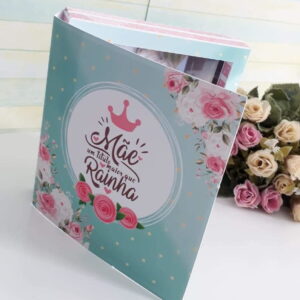 Design digital de caixa azul com rosas e mensagem 'Mãe Rainha'.