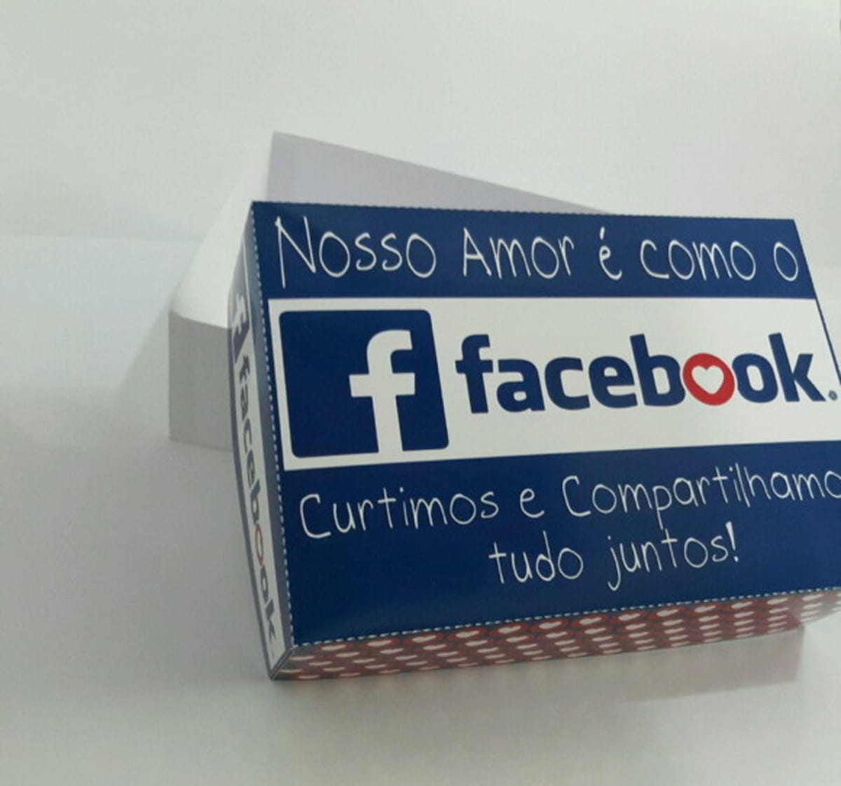Caixa Dia dos Namorados Facebook em PDF e Studio 1 Arte digital com design azul e branco, texto "facebook" e coração vermelho.