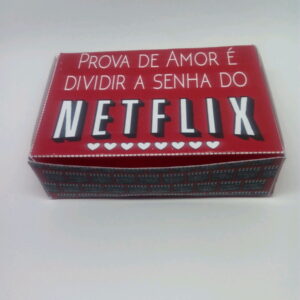 Arte digital: caixa vermelha com frase "Prova de amor é dividir a senha do Netflix".