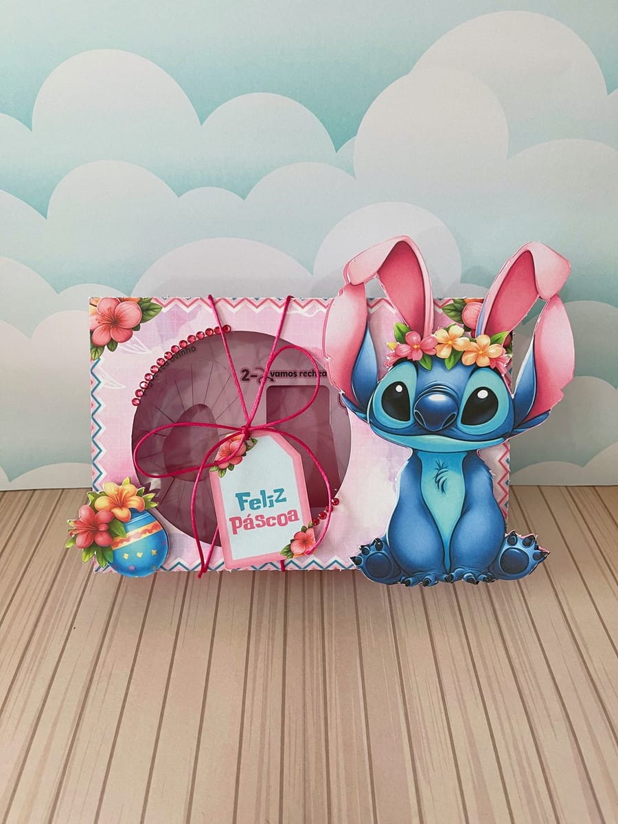 Caixa Mini Confeiteiro Stitch Rosa pronta para imprimir 3 Caixa rosa decorada de Páscoa com ilustração de personagem azul com orelhas de coelho.