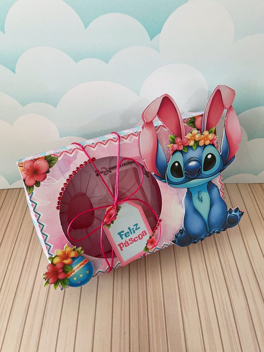 Caixa Mini Confeiteiro Stitch Rosa pronta para imprimir 5 Caixa de presente rosa decorada com personagem azul, orelhas de coelho e flores.
