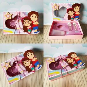 Caixa de Páscoa rosa decorada com personagens de desenho e fita.