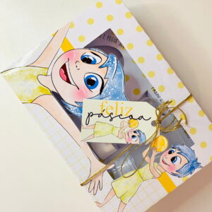 Design de caixa de Páscoa com personagem animada sorridente e tag "Feliz Páscoa".