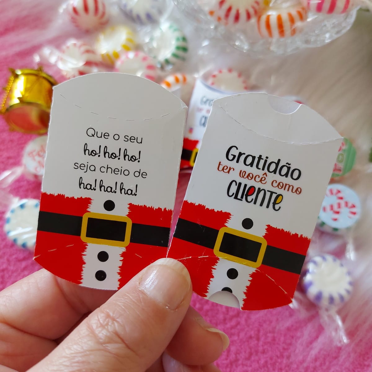 Caixinha Bala de Natal Arquivo Digital em PDF PNG e Studio 4 Arte digital de tags natalinas com design de Papai Noel, em fundo festivo com doces.