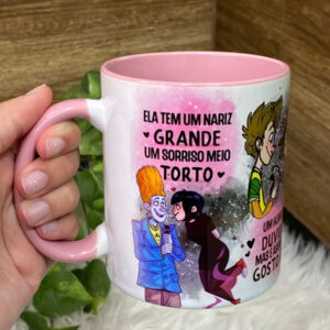 Arte digital colorida em caneca com personagens de desenho e texto romântico.