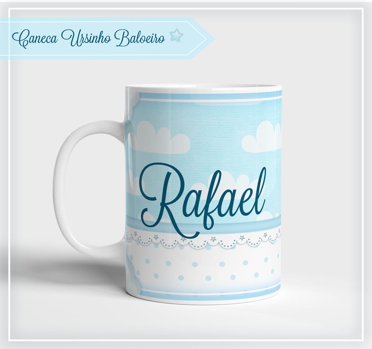 Arquivo Digital Caneca Ursinho Baloeiro Festa Infantil 2 Design de caneca azul claro com nuvens, bolinhas e espaço para nome.