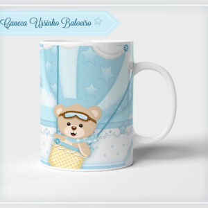 Caneca branca com arte digital de ursinho baloeiro em balão azul, céu estrelado.