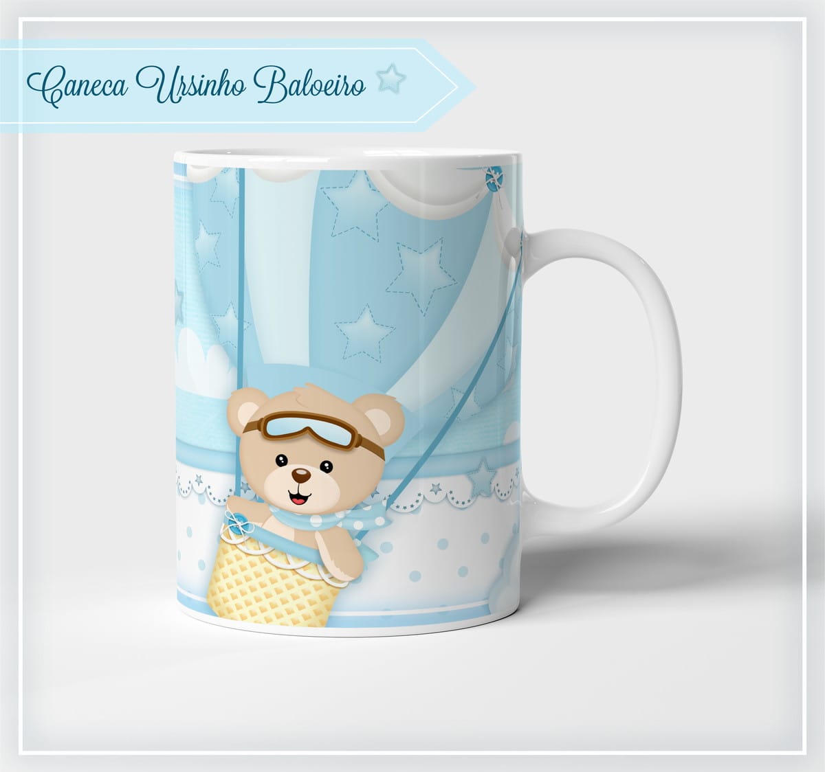 Arquivo Digital Caneca Ursinho Baloeiro Festa Infantil 1 Caneca branca com arte digital de ursinho baloeiro em balão azul, céu estrelado.