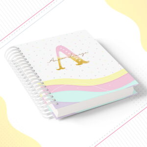Caderno espiral branco com capa de bolinhas, listras pastel e letra A.