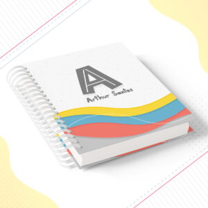 Arte digital de caderno com capa branca, letra A e faixas coloridas.