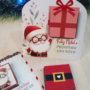 Arte digital natalina com Papai Noel, presentes e votos festivos.