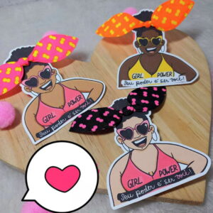 Card Xuxinha Mulheres Arquivo de Corte Studio 12 Ilustrações digitais de mulheres sorrindo, com laços, óculos e frase "Girl Power".