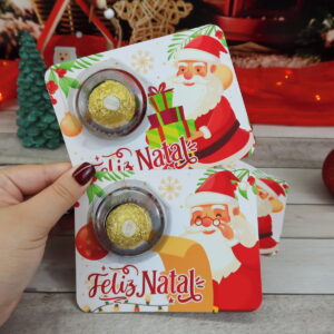 Arte digital de embalagem natalina com Papai Noel e chocolate dourado.