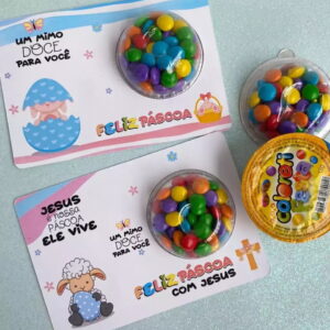 Arte digital de Páscoa com coelho, cordeiro, ovos e doces coloridos.