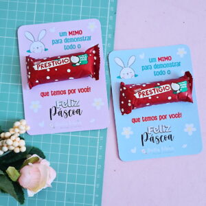 Dois cartões decorados com chocolates presos, coelhos desenhados e mensagens de feliz páscoa.