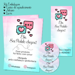 Arte digital com cartões e adesivos rosa e azul em fundo azul