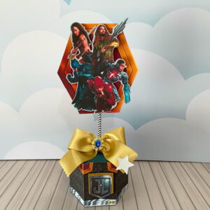 Topo de bolo com personagens de heróis e base decorada