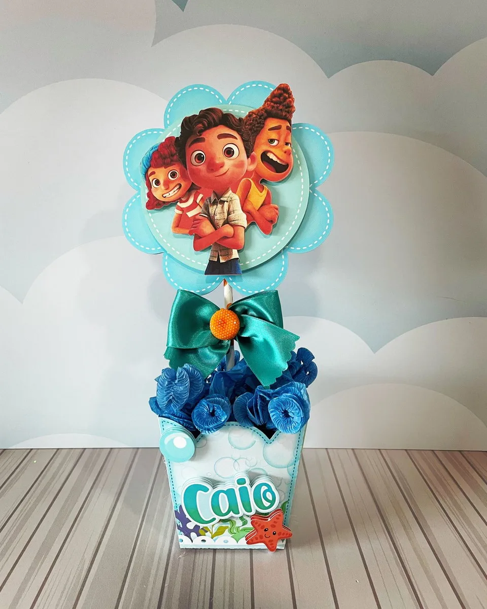 Centro de mesa infantil azul com personagens animados e tema marinho.