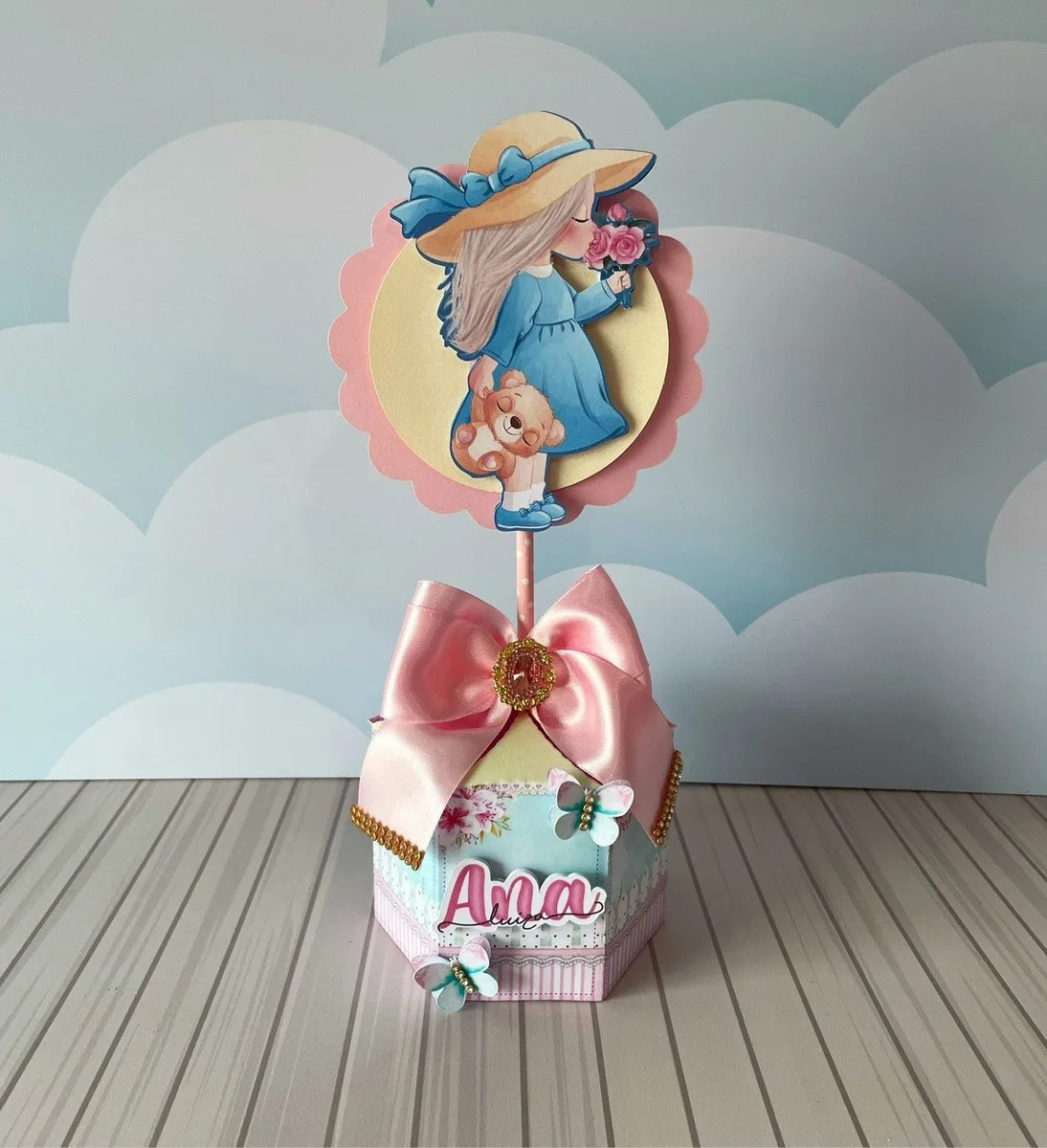Decoração de mesa personalizada com desenho de menina e laço rosa grande