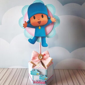 Enfeite de festa infantil com personagem de azul e chapéu redondo.