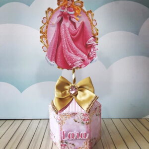 Arte digital de princesa em vestido rosa, sobre caixa decorada com laço dourado.