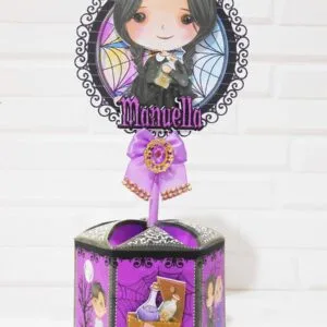 Centro de Mesa Wandinha Roxo - Arquivo Digital 11 Centro de Mesa Wandinha Roxo - Arquivo Digital