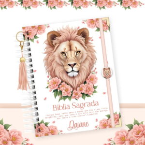 Arte digital de capa de Bíblia com leão, flores rosa, espiral e chaveiro.