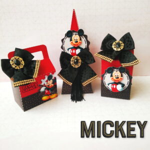 Arte digital de três itens de festa com tema do Mickey Mouse, laços pretos e detalhes dourados.