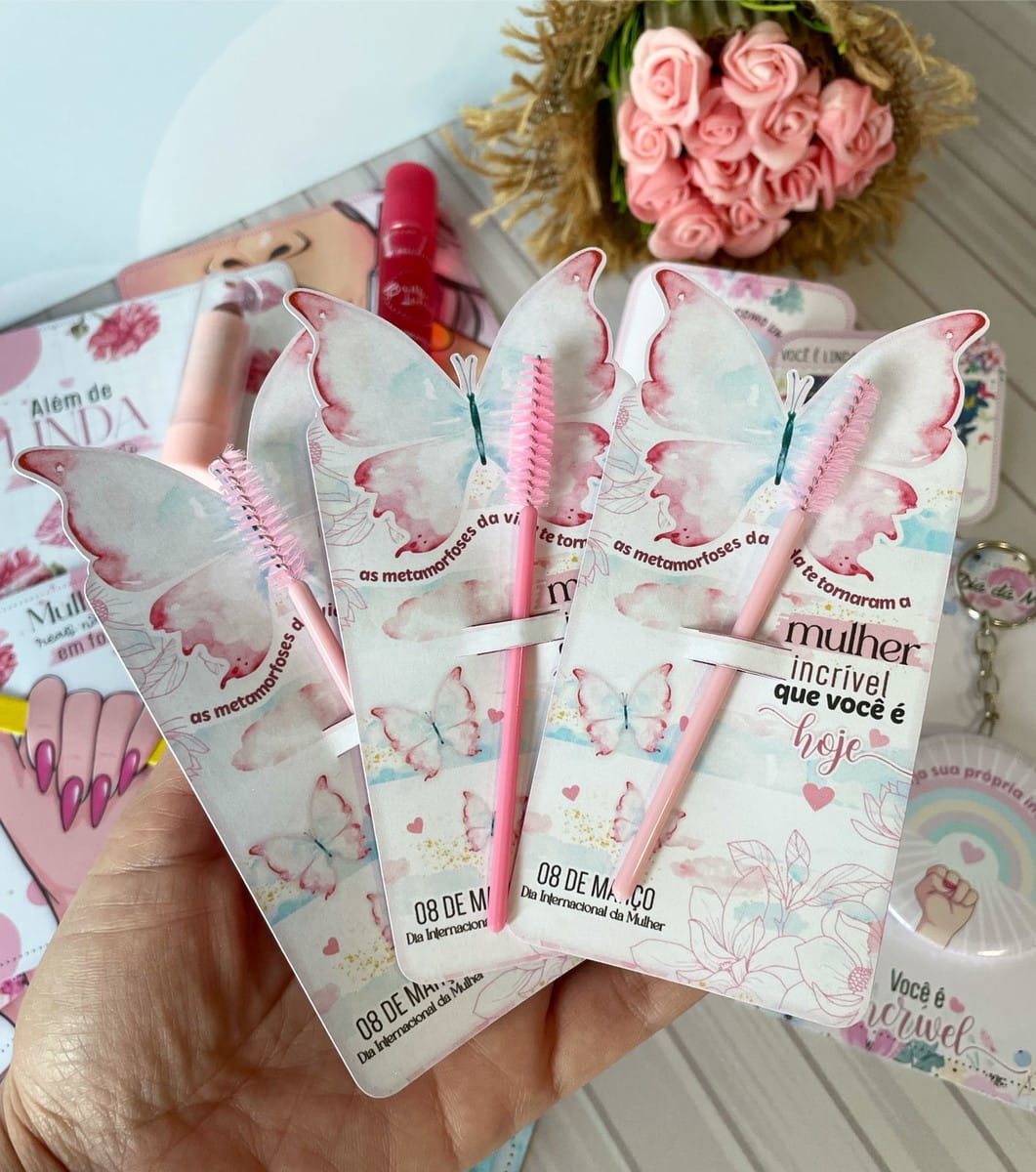 Kit digital Dia das Mulheres com tags e artes para caneca 3 Design de cartões borboleta com escovas de cílios rosa, celebrando o Dia Internacional da Mulher.