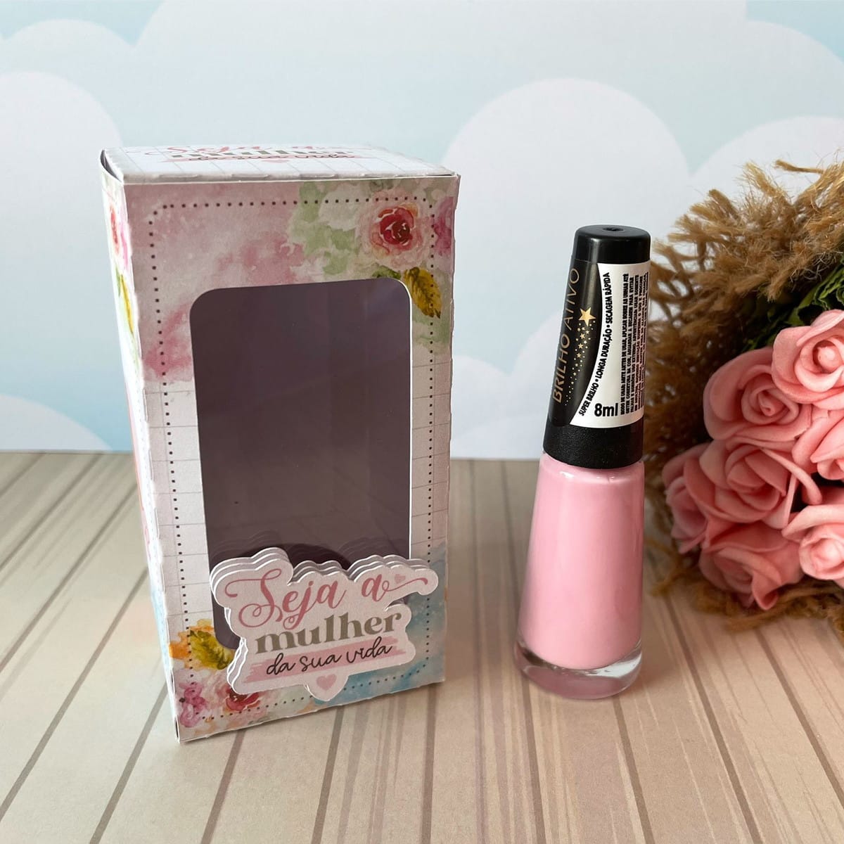 Kit digital Dia das Mulheres com tags e artes para caneca 4 Caixa decorada floral e esmalte rosa claro, com frase inspiradora e flores.