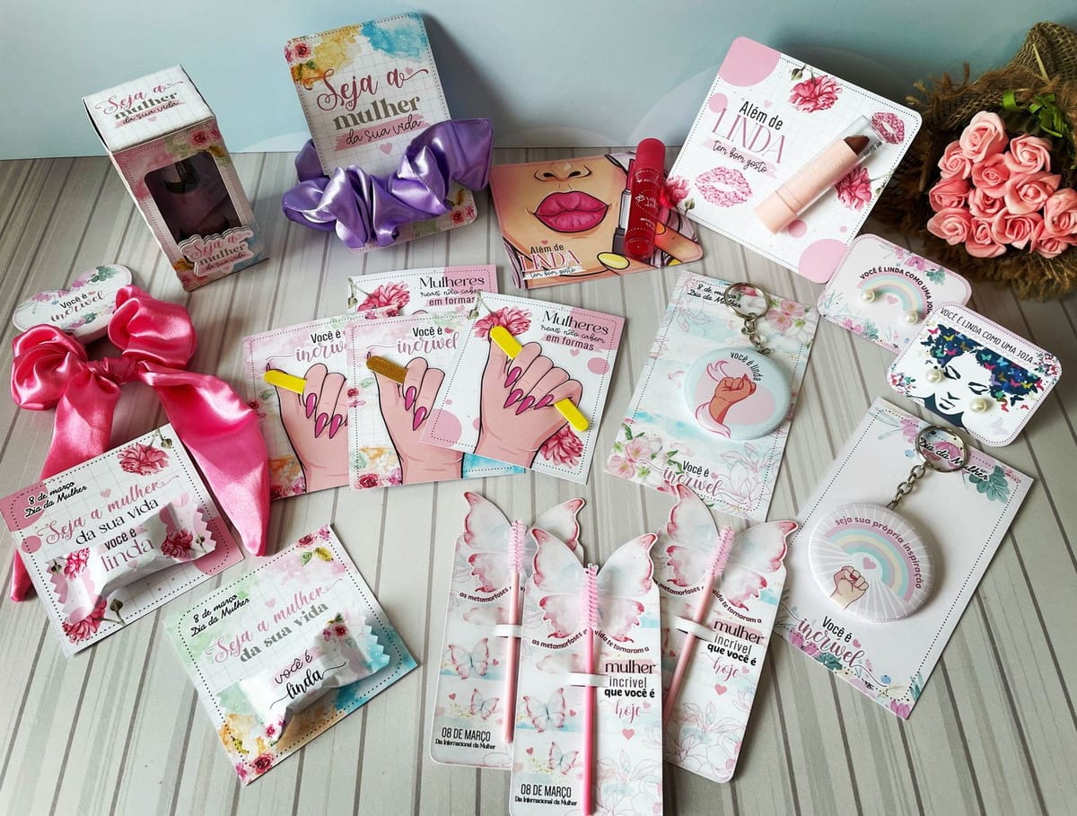 Kit digital Dia das Mulheres com tags e artes para caneca 1 Designs digitais para presentes femininos com mensagens de empoderamento e flores variadas.
