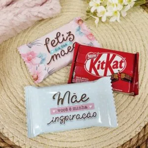 Embalagem Kit Kat Dia das Mães - Arquivo Digital 13 Dois chocolates personalizados com mensagens de dia das mães e um chocolate vermelho.