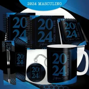 Coleção de itens personalizados com estampa azul escuro e o número 2024 impresso.