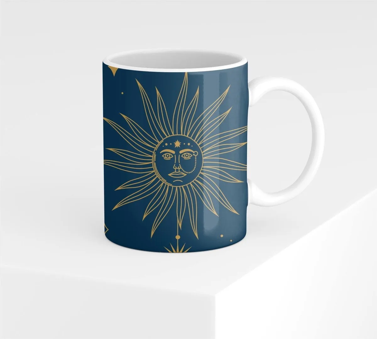 Caneca branca estampada com desenho de sol dourado em fundo azul.