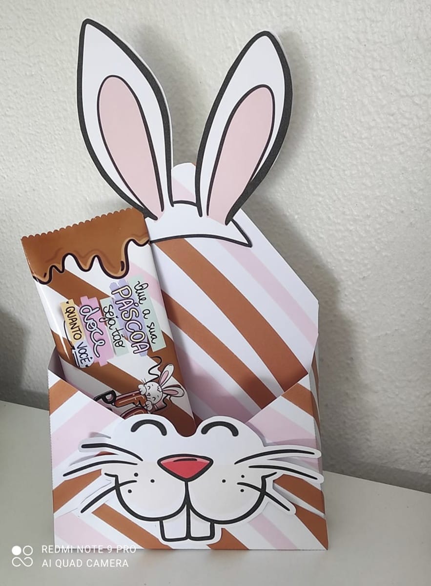 Envelope de Páscoa arquivo de corte para lembrancinha 3 Design de embalagem de Páscoa em formato de coelho com barra de chocolate.