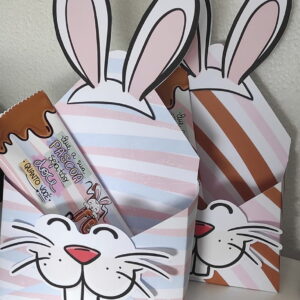 Design de envelopes de Páscoa com coelhos e um chocolate.